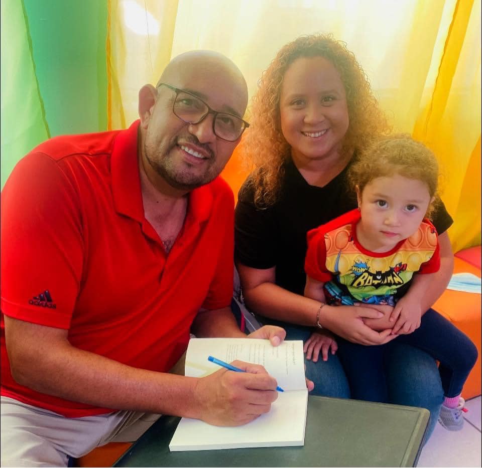 Madre estudiando con su hija