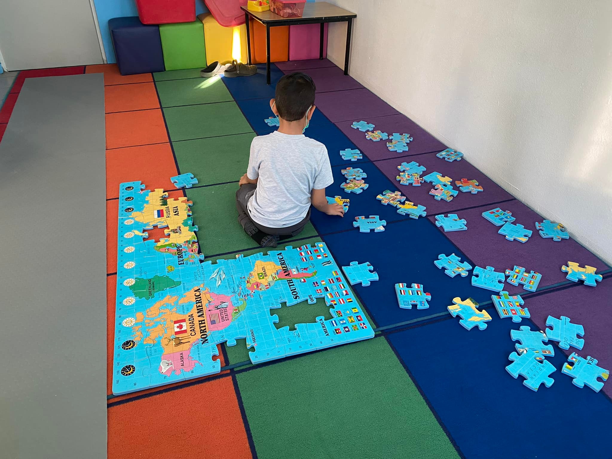 Niño armando rompecabezas